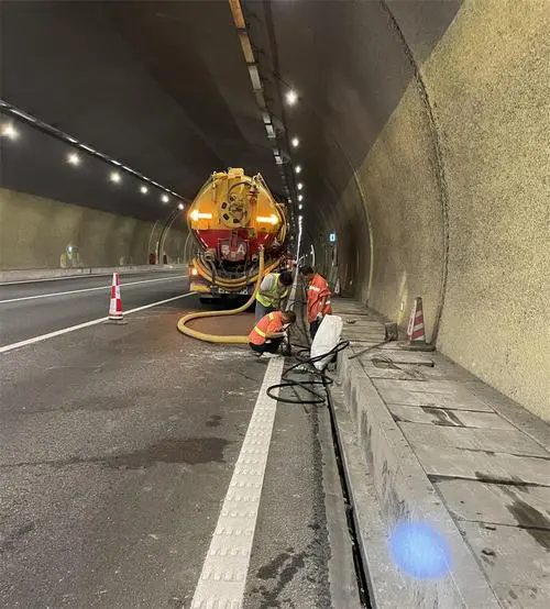 余庆隧道排水渠清淤